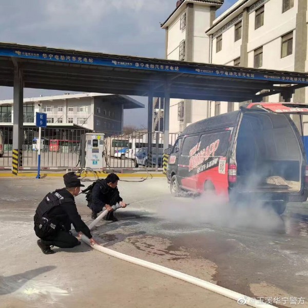 新能源货车着火 巡特警迅速救援